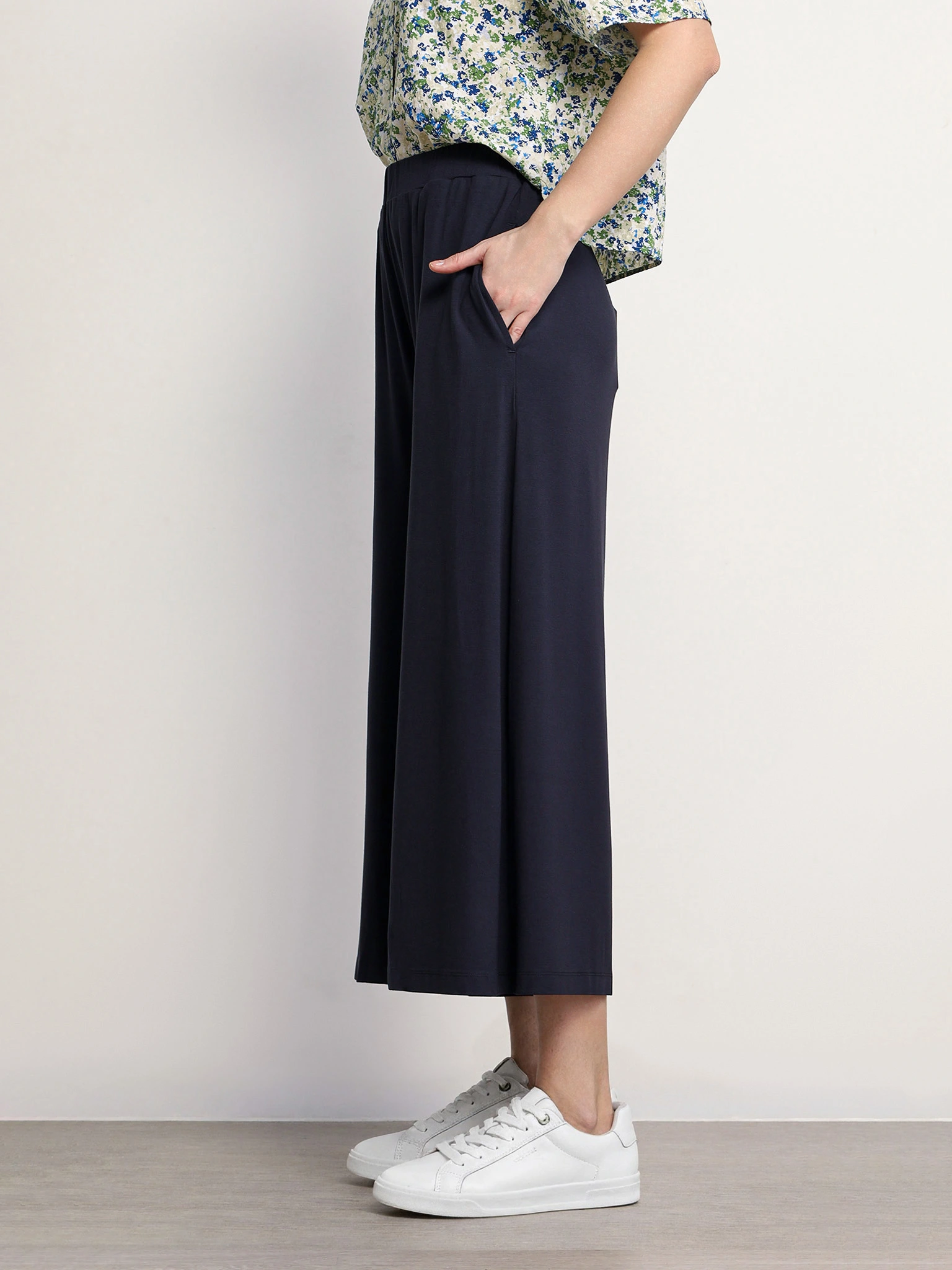 Брюки-кюлоты трикотажные темно-синего цвета из смесовой вискозы